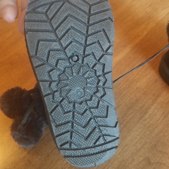 🚫SOLD🚫NWOT black fuzzy boots baby size 5 - Picture 2 of 7